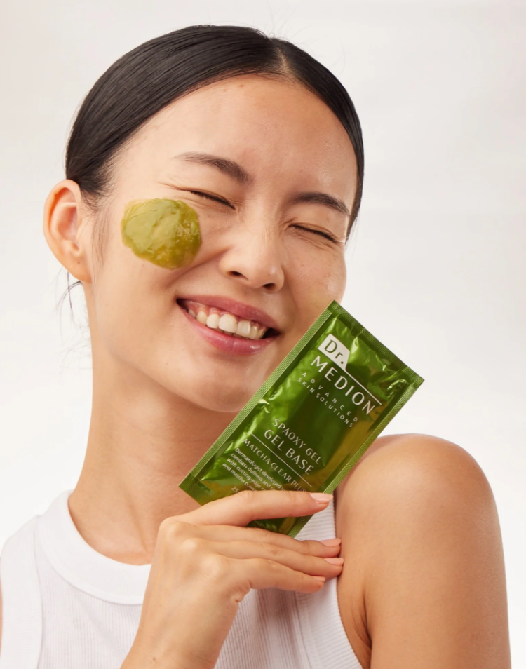 Model with green co2 mask